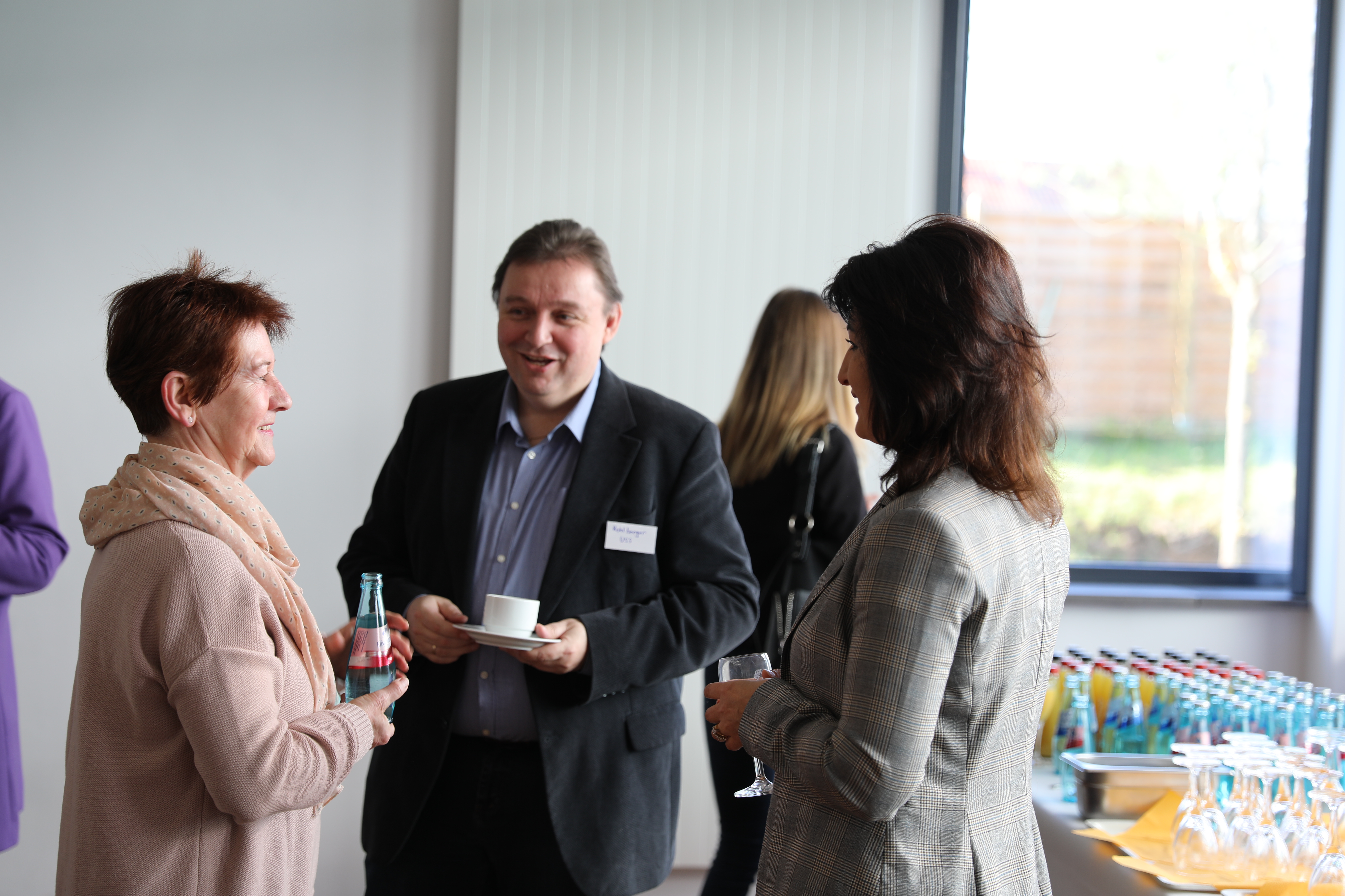 aufgeregte Unterhaltung zwischen zwei Frauen und einem Mann